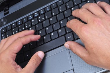 Bir dizüstü bilgisayarla çalışmak