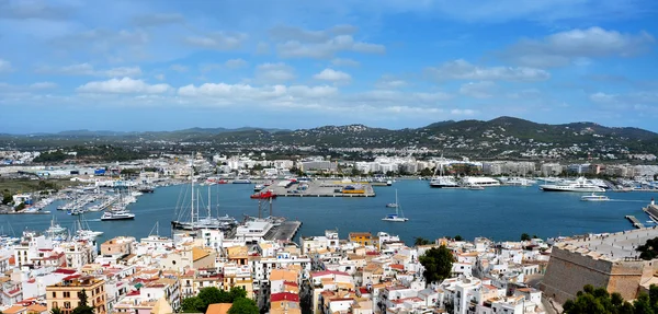 Cidade velha e porto de Ibiza Cidade, Ilhas Baleares, Espanha — Fotografia de Stock