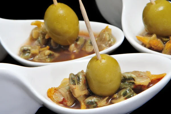 Berberechos, spanish cockles, served as appetizer with olives — Stock Photo, Image