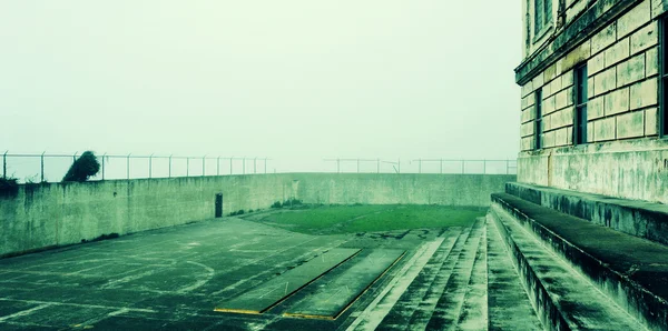 Двор отдыха федеральной тюрьмы Алькатрас в Сан-Франциске — стоковое фото