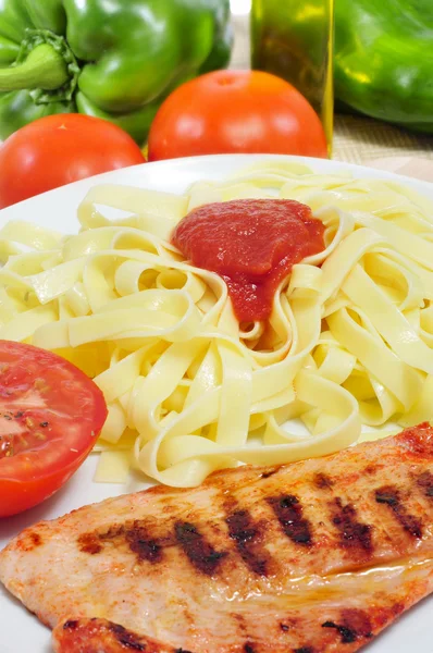 Prato combinado com tagliatelle e frango — Fotografia de Stock