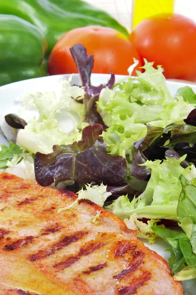 Комбо блюдо с курицей и зеленым салатом — стоковое фото