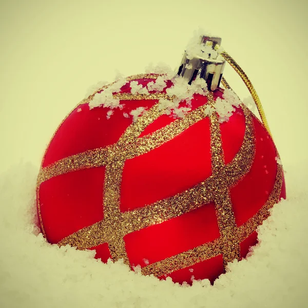 Boule de Noël sur la neige avec un effet rétro — Photo