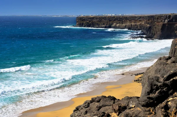 Aljibe de la cueva plaży na wyspie fuerteventura, Hiszpania — Zdjęcie stockowe