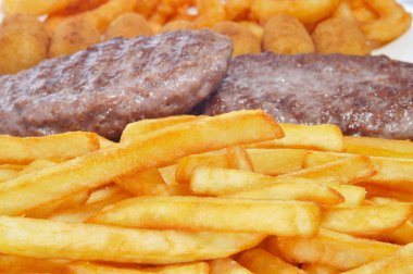 İspanyol combo plakalı Burger, kroket, calamares ve fr