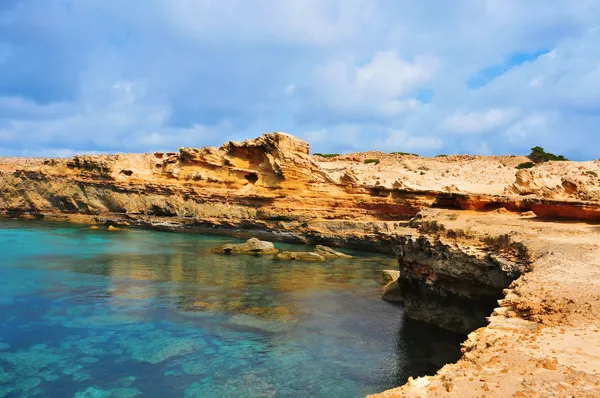 Punta de sa pedrera wybrzeża w formentera, Baleary, Hiszpania — Zdjęcie stockowe