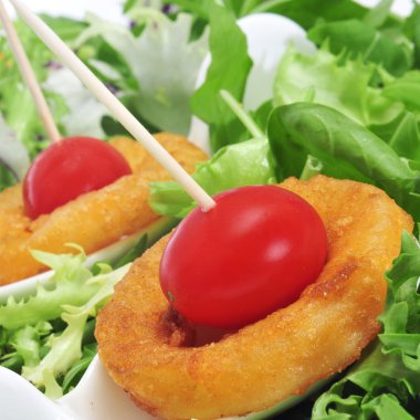 İspanyol calamares a la romana, tava ve kızartılmış kalamar halkaları