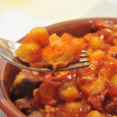 İspanyol callos, sığır işkembe İspanya hakkında tipik bir yahni