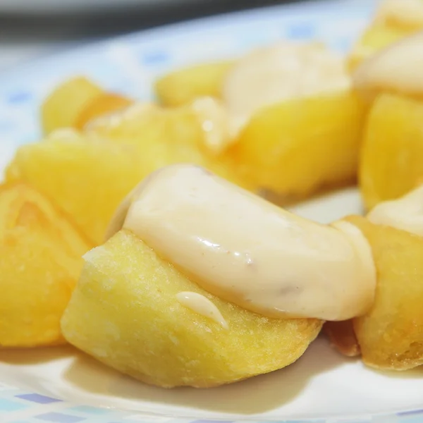 Typical spanish patatas bravas, spicy potatoes — Stock Photo, Image