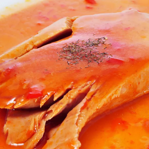 Тунец с томатным соусом и перцем — стоковое фото