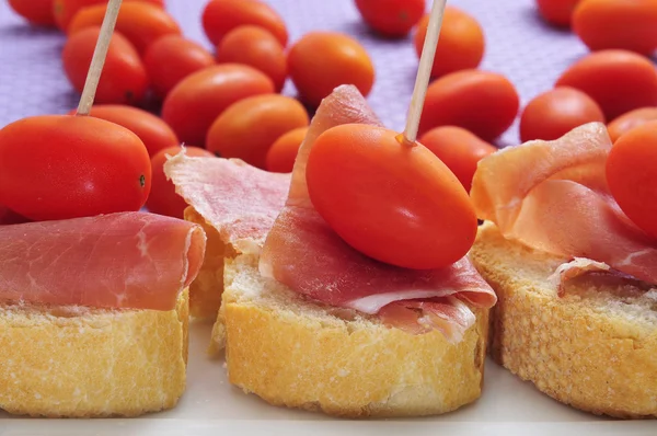 チェリー トマトとスペイン セラーノ ハムのサンドイッチ — ストック写真