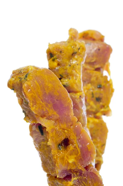Espetos de frango marinado crus — Fotografia de Stock