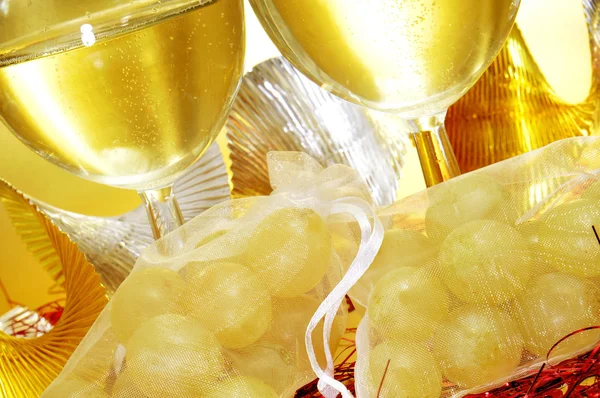 Spanish cava and the twelve grapes of luck — Stock Photo, Image