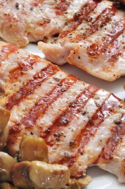 ızgara tavuk eti ve mantar