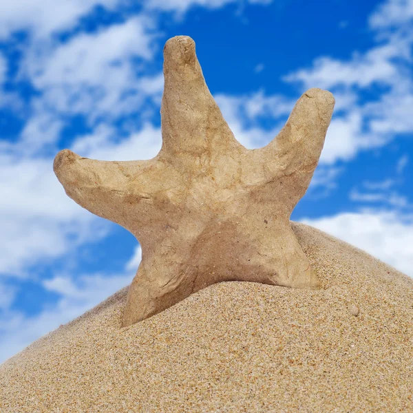 Papier mache seastar op het zand — Stockfoto