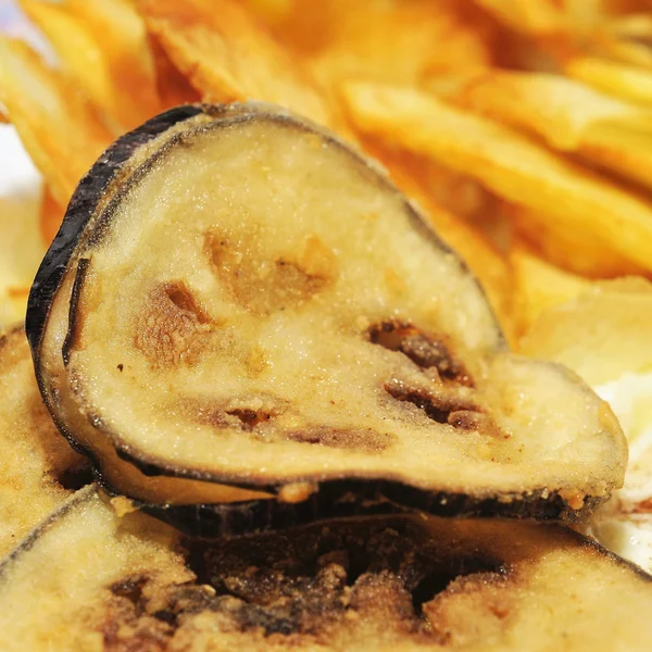 Fatias de berinjela e batatas fritas espanholas — Fotografia de Stock