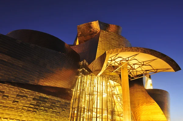 Museo Guggenheim de noche en Bilbao, España — Foto de Stock