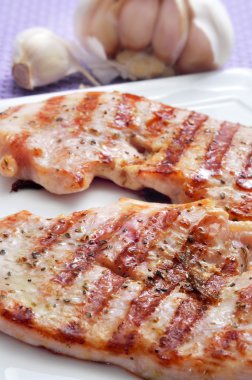 ızgara tavuk eti ve mantar