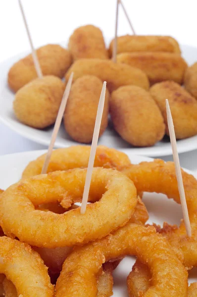 Croquetas españolas y calamares a la romana, anillos de calamar — Foto de Stock