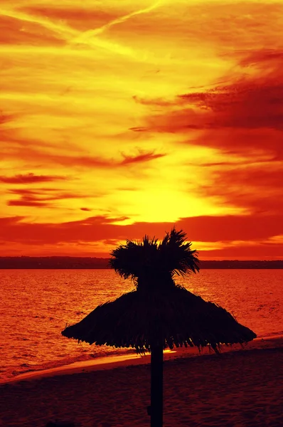 Pôr do sol em uma praia de Formentera, Ilhas Baleares, Espanha — Fotografia de Stock