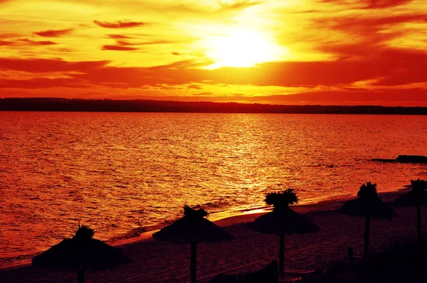 Pôr do sol em uma praia de Formentera, Ilhas Baleares, Espanha — Fotografia de Stock