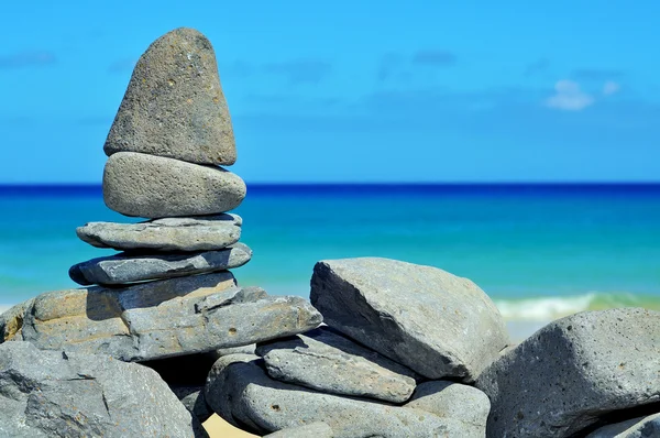 Stack di pietre su una spiaggia tropicale — Foto Stock