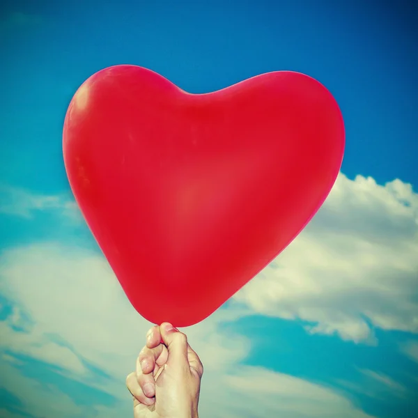 Globo rojo en forma de corazón — Foto de Stock