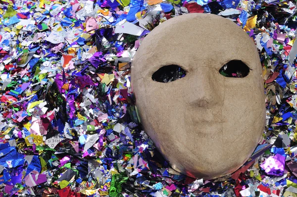 Carnival mask and confetti — Stock Photo, Image