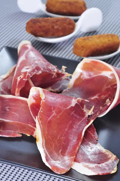 Presunto serrano espanhol e croquetes servidos como tapas — Fotografia de Stock