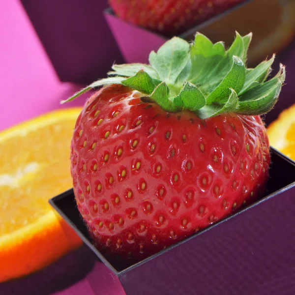 Erdbeeren und Orangenscheiben — Stockfoto