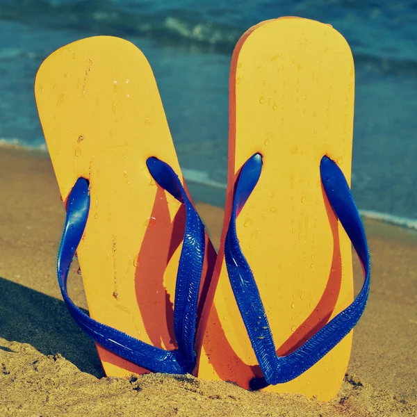 Flip-flops på sanden på en strand — Stockfoto