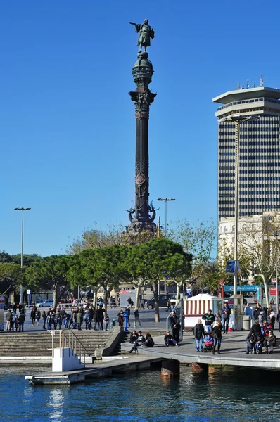 Kolumbus-Denkmal und Port Vell in Barcelona, Spanien — Stockfoto