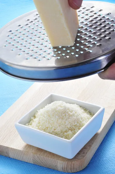 Queso parmesano-reggiano rallado — Foto de Stock