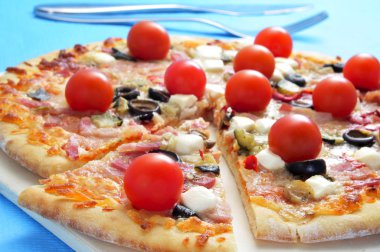pastırma, zeytin, cherry domates, keçi peyniri, yeşil pe ile pizza