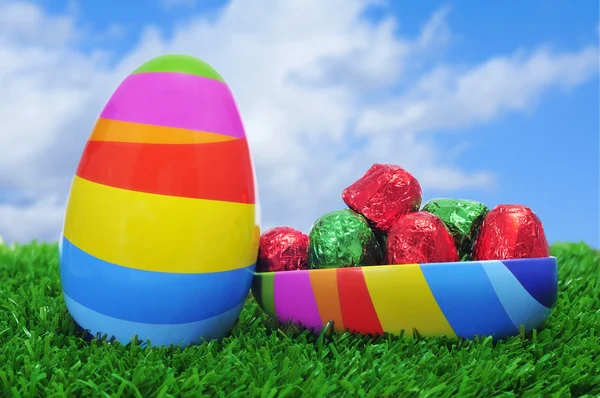 Easter egg on the grass — Stock Photo, Image