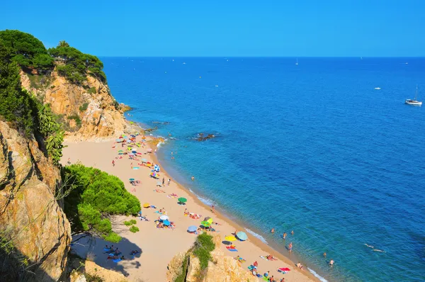 La roca grossa pláž ve městě calella, Španělsko — Stock fotografie