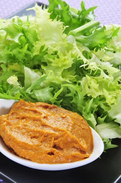 Escarole endive com molho romesco, uma salada típica do Catalão — Fotografia de Stock