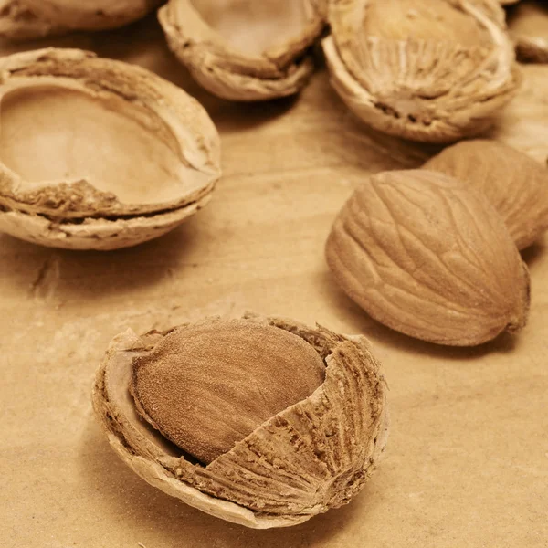 Cracking almonds — Stock Photo, Image