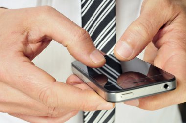 Akıllı telefon kullanan bir iş adamı.