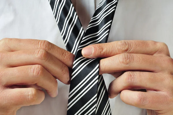 Anudar una corbata —  Fotos de Stock