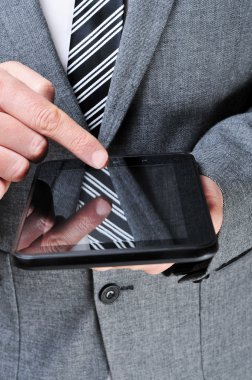 tablet bilgisayar kullanan bir iş adamı