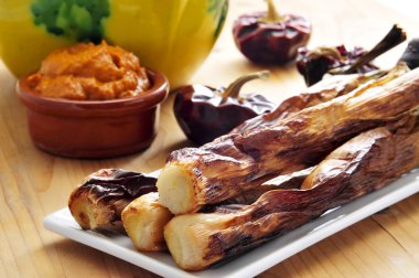 Mangalda calcots ve Katalan tatlı soğan romesco sos