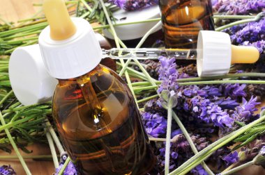 Aromaterapi yağ ve lavanta çiçekleri