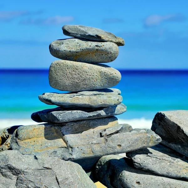 Stapel stenen op een strand — Stockfoto