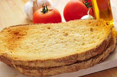 ekmek dilimleri ve sarımsak, zeytinyağı ve domates