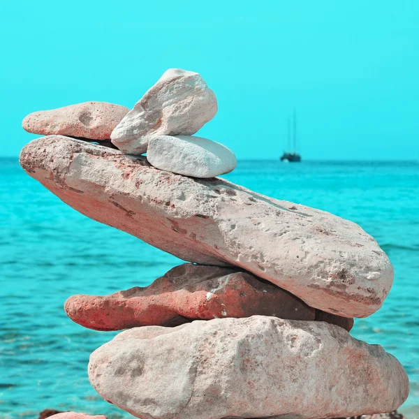 Stapel stenen op een strand — Stockfoto