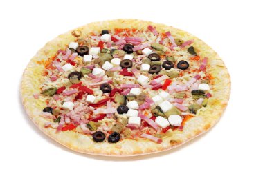 pastırma, zeytin, domates ve keçi peyniri ile precooked pizza