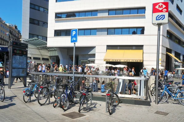 Centro commerciale El Triangle e Cafe Zurich a Placa Catalunya a Barcellona — Foto Stock