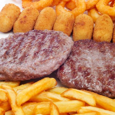 İspanyol combo plakalı Burger, kroket, calamares ve fr