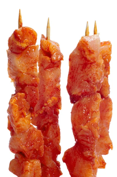 Surowy pinchos hiszpański morunos, szaszłyki z mięsa kurczaka przyprawione — Zdjęcie stockowe